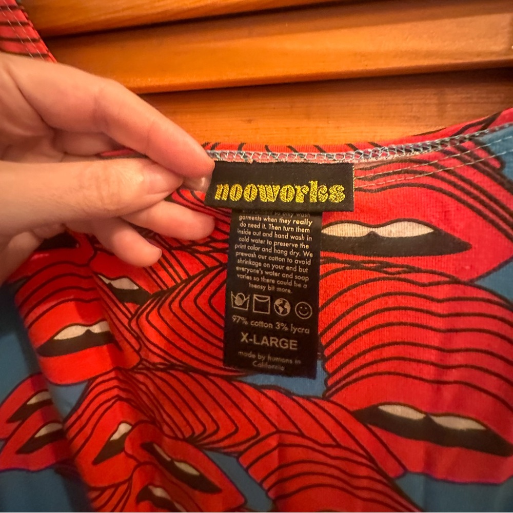 Nooworks Vacation dress Mouths Print by artist Lydia Ortiz NWOT - Picture 3 of 4